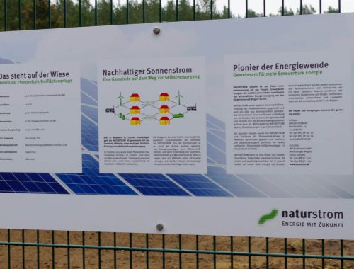 Ein Schild am Zaun der Photovoltaikanlage informiert über die technischen Details der Anlage.