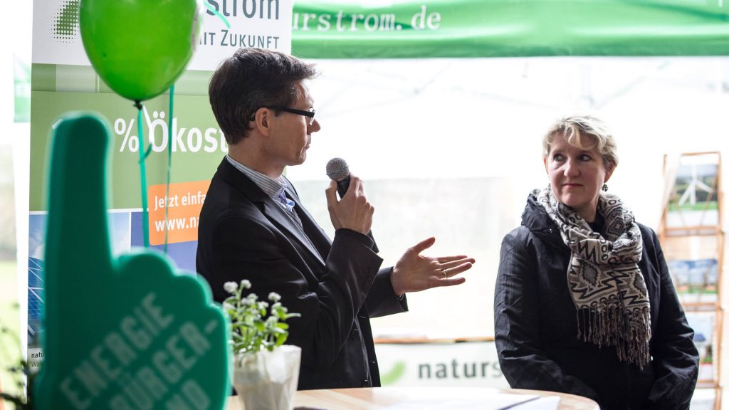 Beim Eröffnungsfest begrüßten Stephan Riedel (NATURSTROM AG) und die Bürgermeisterin Viola Tonn die anwesenden Bürgerinnen und Bürger und gaben einen Einblick in die weitere Planung der Gemeinde zum Ausbau der Erneuerbaren Energien.